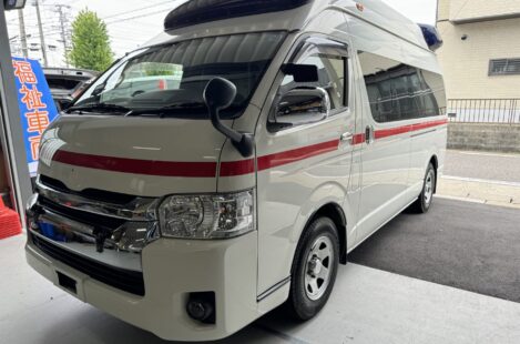 特殊車両、ボディー磨き✨